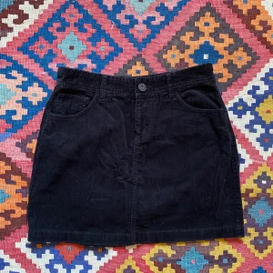 Manchesterkjol - söt manchesterkjol från Lindex. Står storlek 38 men skulle säga att den är lite mindre. Frakt tillkommer ♥️