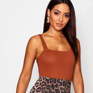 Oanvänd body - Oanvänd body från boohoo, brunfärg. Storlek S. Har inget knäppe nedtill. Pris inkl. frakt 64 kr. #boohoo #body #topp 