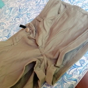 Shorts från hm  - Militärgröna shorts från hm, köptes förra sommaren men bara använda en gång