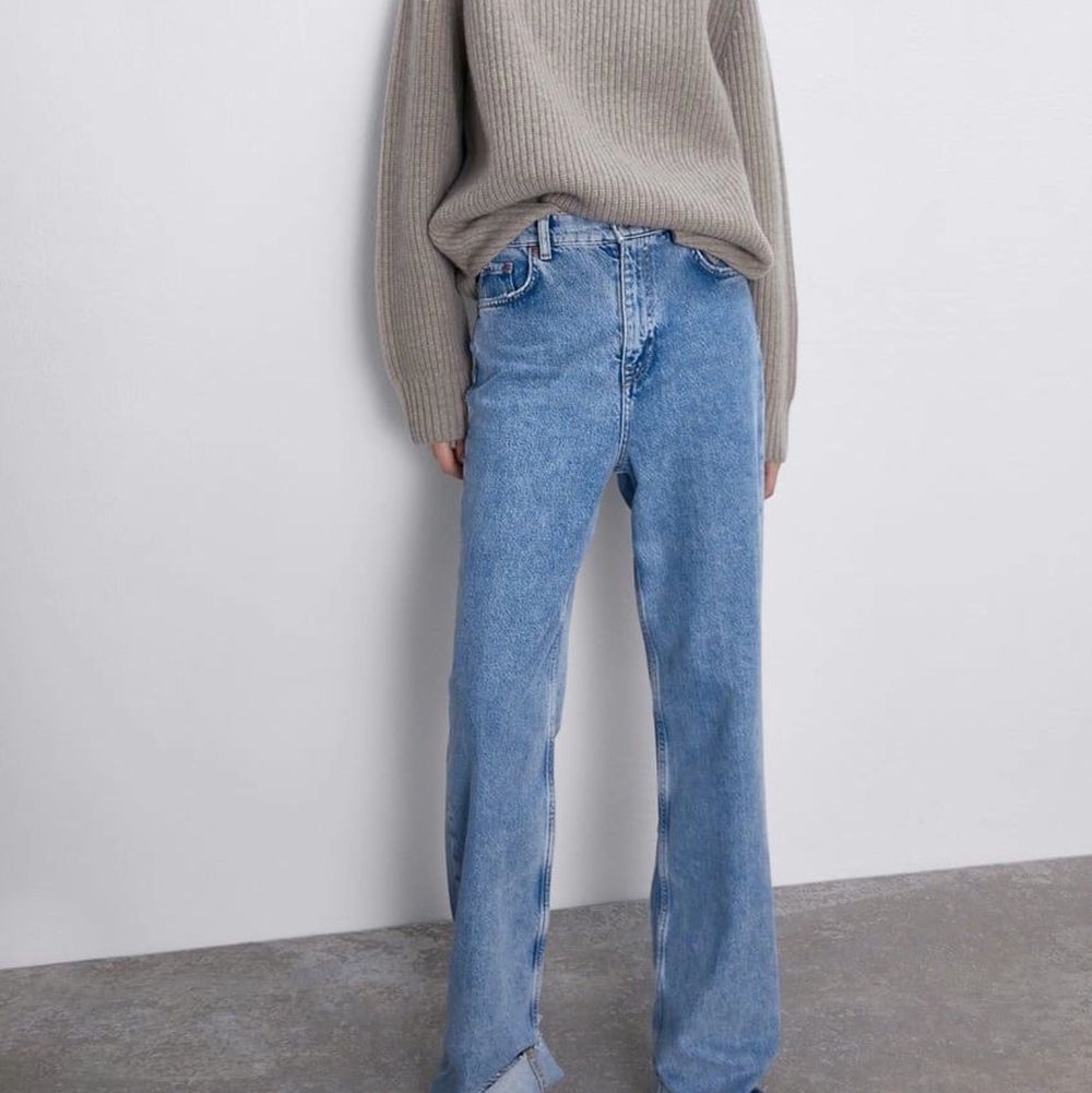 Säljer mina wide jeans från zara i inprincip nyskick, använda ca 5 gånger🧚🏼♀️ säljer då jag inte tycker att modellen passar på mig men de är supersköna och så snygga, passar till allt. De är helt slutsålda och i storlek 34, möjligtvis lite större. Buda!. Jeans & Byxor.