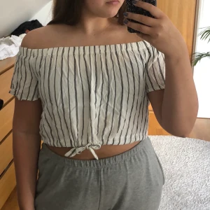 Somrig topp  - Använd 1 gång. Resår upptill och justerbart snöre nedtill. Köpt utomlands. Köparen står för frakten🌟🌟