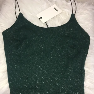 Sparkle baby🧚‍♂️ - •En glittrig crop topp från Bikbok.                      •Oanvänd. Frakt tillkommer!