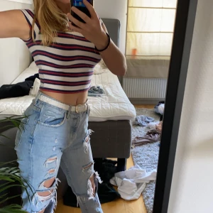 Gullig croppad T-shirt 🤪 - En blå vit randig Croppad T-Shirt som inte används myket då man har lite svårt för ränder 😅. Den är i bra skick och är väldigt gullig i skärgården;). 