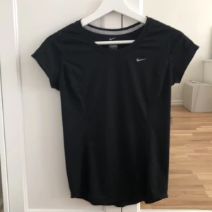 Svart Nike topp - PRIS KAN DISKUTERAS✨                     Svart sporttopp från Nike. Det finns några få noppror på framsidan av tröjan, men det är inget som märks av. DM om du har några funderingar✨