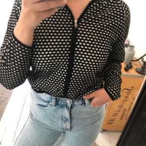 Kofta från urbanoutfitters - En tunn kofta från Urban outfitters, men stor luva! Perfekt till sommaren!