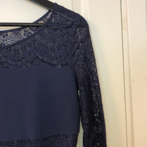 Klänning i spets - Fin blå klänning med spets