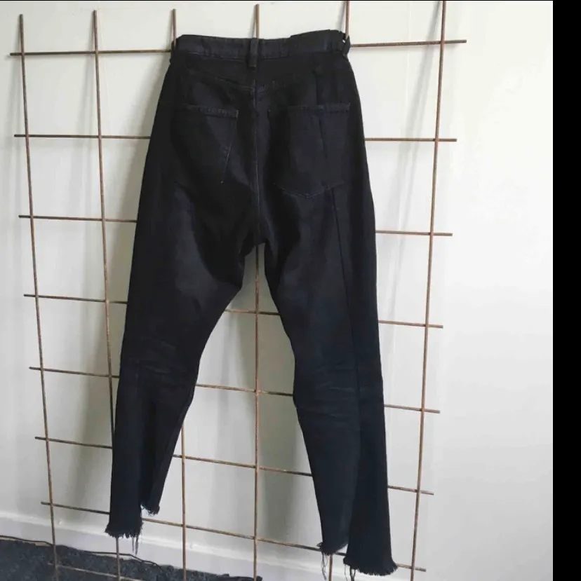 Supersnygga jeans från monki i en svart tvättad färg, snygga sömmar och skurning längst ner vid benen, passade tyvärr inte mig (bilderna är från tidigare säljare här på Plick). Jeans & Byxor.