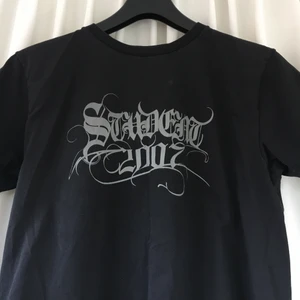 Ball t-shirt - T-shirt med tryck i cool stil. Små sprickor i trycket men det är inget man lägger märke till🥰