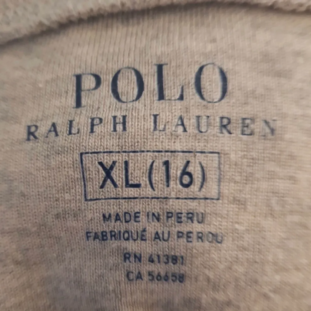 Grå Ralph lauren t-shirt, köpt i en Ralph lauren butik i USA!. T-shirts.