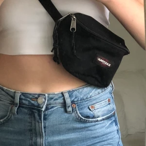 Eastpak svart midjeväska - Eastpak Midjeväska🌱 Köpt för 250kr på Urban Outfitters, använd ofta men sparsamt, som i nyskick! Möts upp i Sthlm:)