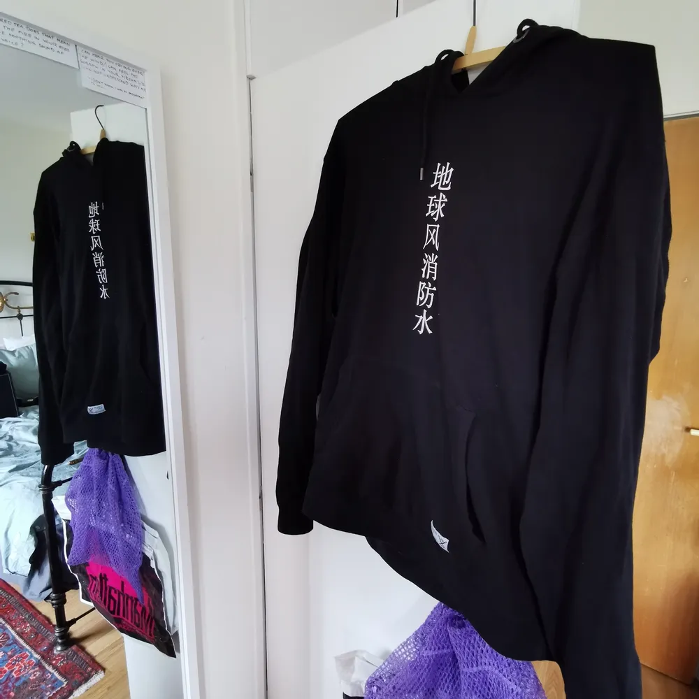 svart hoodie med kinesisk text i fram 🌅frakt fri. Hoodies.