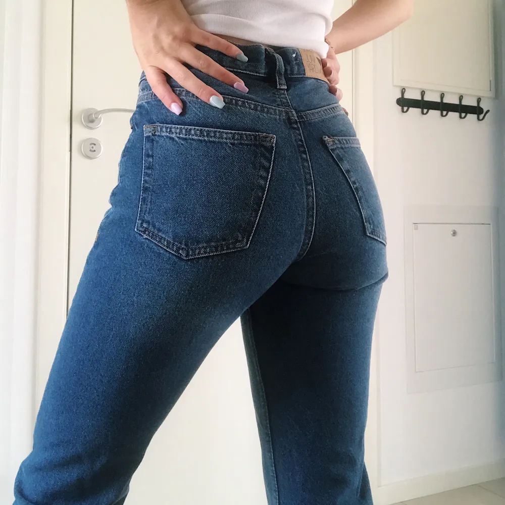 Mellanblå croppade jeans från junkyard!! Säljer då det är alldeles för små för mig som vanligtvis är 34!! Helt oanvände dock har de en liten spricka vid midjan som uppkom när jag provade de första gången. skickar såklart bild till intresserade!!! . Jeans & Byxor.