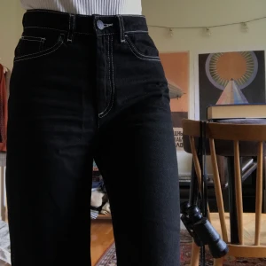 Svarta jeans med konstrastsömmar - Svarta vida jeans från Monki med vita sömmar. Använda ett fåtal gånger. I felfritt skick. I ankellängd på mig som är 160 cm