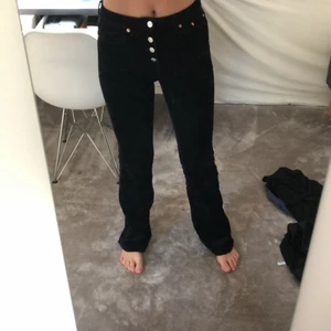 Manchester byxor från Zara! - Säljer dessa snygga Manchester byxorna från Zara! Jättesnygga och passar till allt! Dem är dessutom väldigt bekväma och stretchiga! Helt oanvända! Köparen betalar frakt