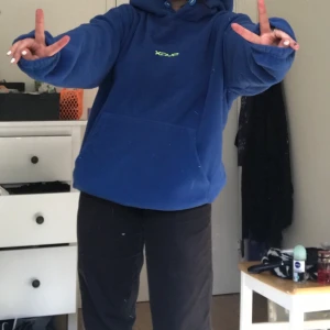 Blå fleecehoodie - såå fet fleecehoodie med neongrön text !! den är så skön å mysig, varm <3 