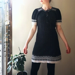 Mysig stickad klänning - Mysig mörkgrå stickad klänning med snörning och lite puffärm 🦝🌼 Köparen står för frakt