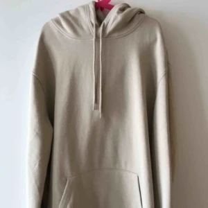  - En ny och oanvänd superskönt beige hoodie🥰 är från mansavdelningen i storlek medium men passar oversize på mig som normalt sätt har XS!😊 men kan därför passa allt mellan XS-L😁 frakt tillkommer❤️