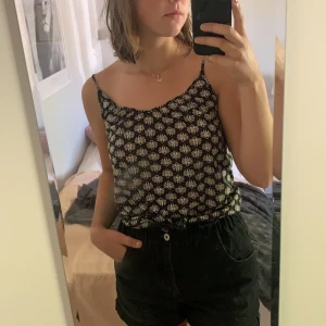 Linne - Skönt och luftigt linne, perfekt till sommaren. Storlek XS men passar även S/M (vilket jag är).