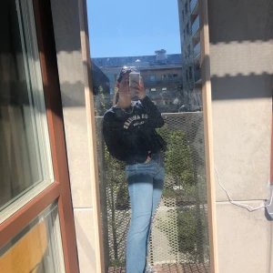 utsvängda jeans  - Ett par skitsnygga utsvängda blåa jeans får zara som jag älskar så grovt mkt men som tyvärr inte kommer till så mkt användning längre, inte så använda och i jätte bra skick passar perfekt till typ alla typer av tröjor🥰🥰 