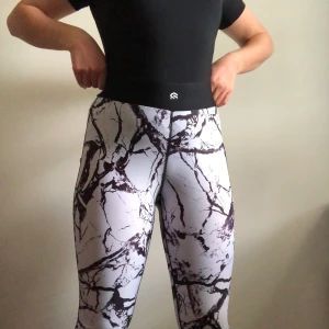 Stronger tights  - Superina Stronger tights med marmortryck i storlek S. Har länge varit mina favorittights men kommer inte längee till användning. Förutom att märket gått bort lite är tightsen i bra skick. Jag står för frakten. Nypris 799 kr, mitt p