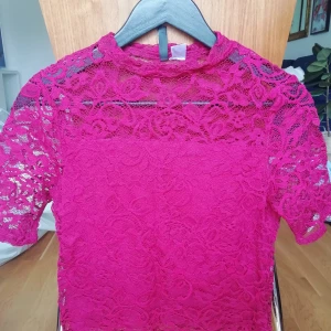 Spetstopp  - Vinröd spetstopp med transparenta ärmar