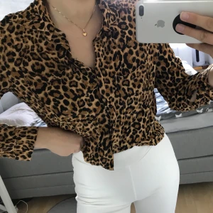 skjortblus 🤍🖤 - en fin skjortblus från h&m som inte finns i sortimentet längre, pris kan diskuteras och hör av er för mer info 🤍