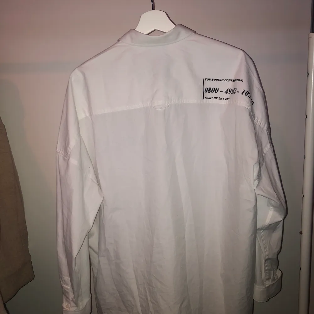Häftig vit skjorta i oversize med snygga tryck, strl S men sitter som vanlig M frakten ingår i priset. Skjortor.