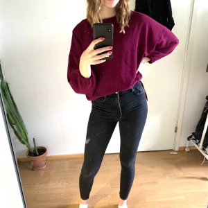 Blus - Gullig mörklila blus med knytdetaljer på sidan i storlek XS från Zara. Färgen kommer bäst fram på sista bilden:)