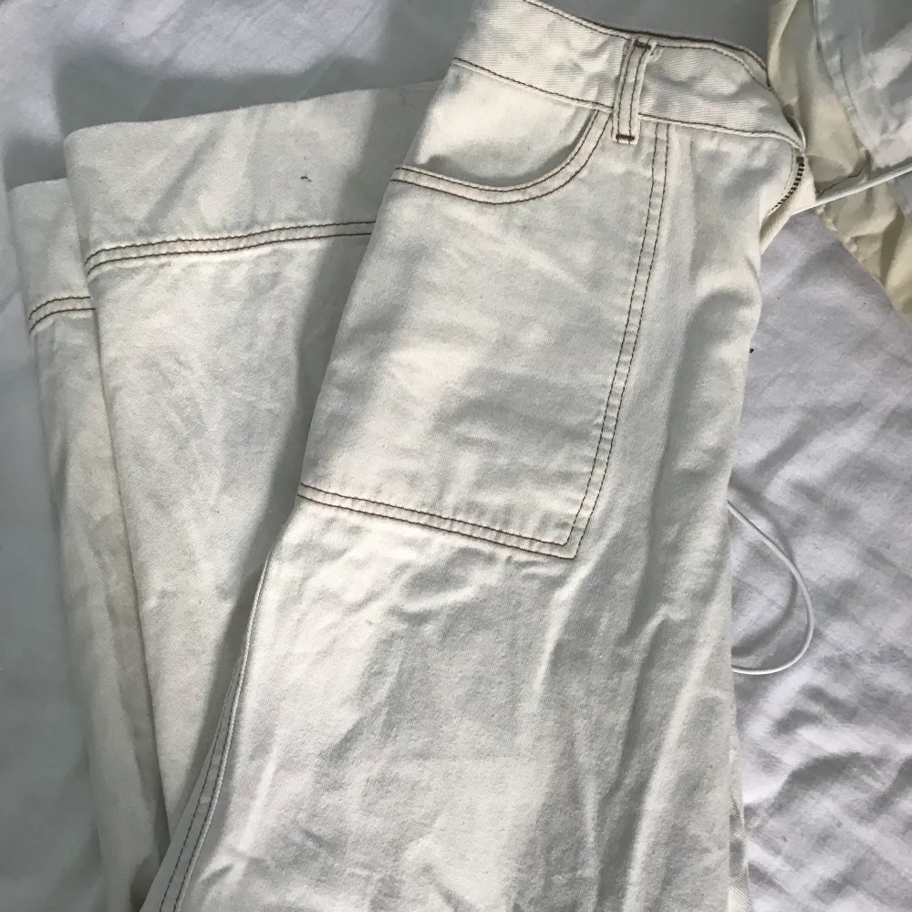 Off white vida och högmidjade jeans från monki med sömmen utanför. Sjukt fin passform men kommer inte till användning lika ofta! Kan skicka fler bilder om så önskas✨. Jeans & Byxor.