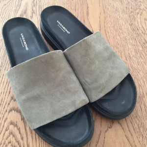 Vagabond-slippers - Slippers från vagabond i mocka. Khaki-gröna. Mycket bra skick, använda tre gånger förra sommaren!