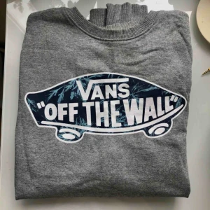  - Sweater från märket Vans i jättefint skick ✨ Storlek S, 150kr! Möts upp i Falun eller fraktas för 63kr🦋