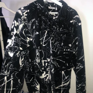 Fleeceskjorta - Ball fleeceskjorta från weekday i perfekt skick, knappt använd sitter som en oversized S men vanlig M nypris 579 kr 