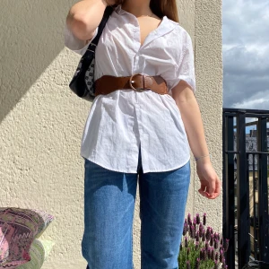 Kortärmad vit skjorta! - Söt kortärmad skjorta perfekt till sommaren! Passar med ett skärp eller med ett linne under🌸 Kan mötas på söder, annars står köparen för frakt på 42kr