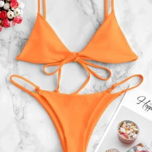 Bikini från Zaful - Säljer denna fina bikinin från ZAFUL då den inte passar mig tyvärr. Aldrig använd och den har hygienskyddet kvar. Överdelen passar en XS och underdelen en XS/S. Kan mötas upp i Göteborg eller så står köparen för frakt!🤍