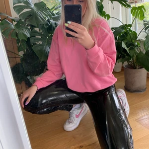 Latex byxor  - Super bekväma latex byxor med silver dragkedjor! Använt ett fåtal gånger. 