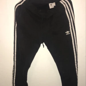 Adidas mjukisbyxor  - Äkta Adidas mjukisbyxor, konstiga i passformen enligt mig där av priset ☺️