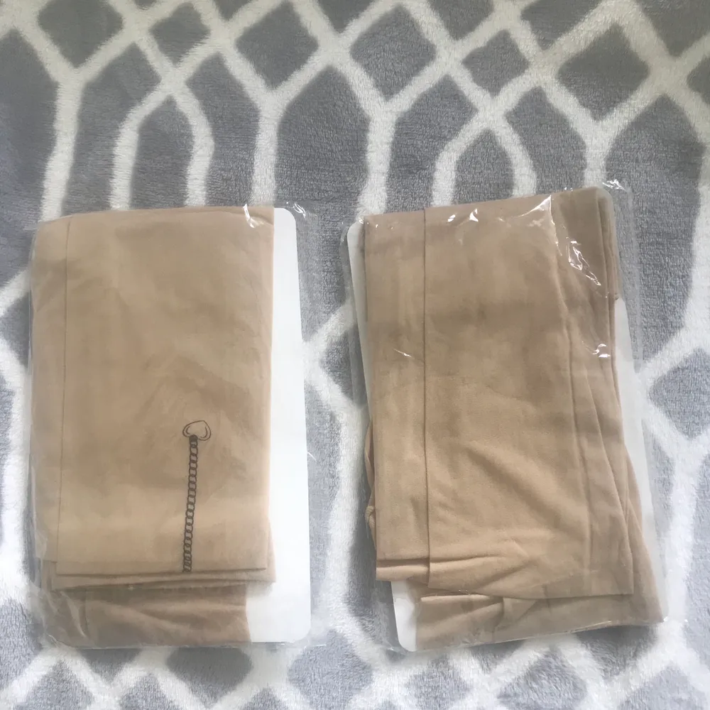 Hudfärgade tights med print. Båda för 50 kr. Oanvända :) Storlek är One size, passar bäst för XS/S.. Övrigt.
