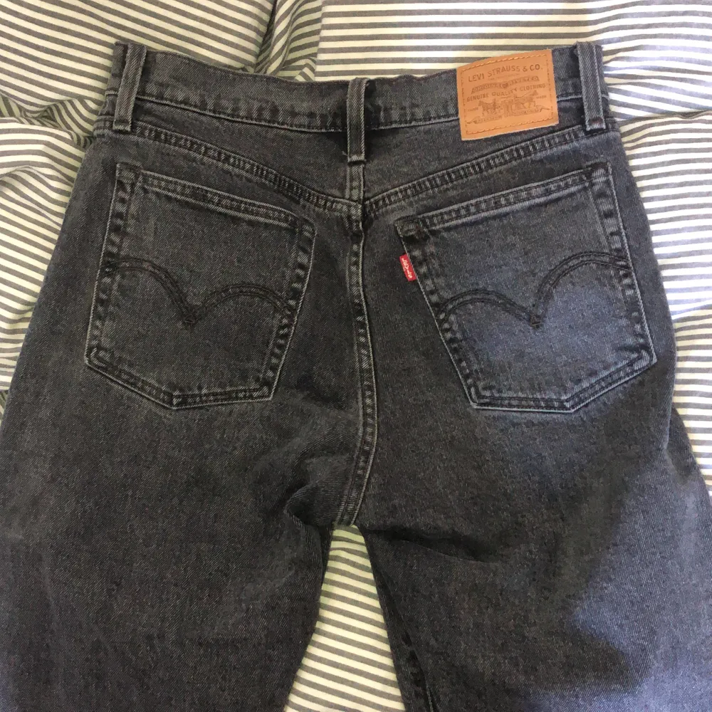 Jag säljer mina gråa Levis jeans, dessa är skit snygga men dom har tyvärr blivit för stora för mig. Dom är sparsamt använda (endast 6 gånger ungefär) och dom finns inte kvar att köpa. Väldigt efter frågade. Hör av er för fler bilder. Kom med bud🦋. Jeans & Byxor.