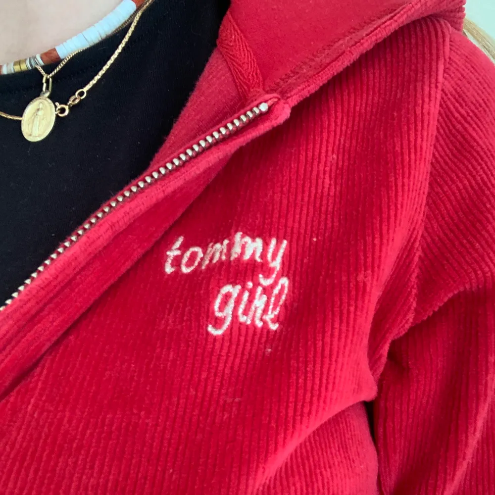 kort huvtröja från tommy girl(tommy hilfigers märke för barn) ”drawstring” detaljer vid ärmarna. Passar en xs perfekt! köpt second hand(i Reykjavik tror jag?) men bra skick :) . Tröjor & Koftor.