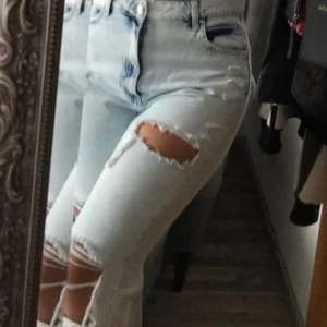 Boyfriend jeans Bershka, frakt ingår - Nästan helt oanvända boyfriend byxor från Bershka. Säljer på grund av att jag aldrig använder dem. Byxorna är högmidjade 🌸 Storlek 38 och frakt ingår i priset