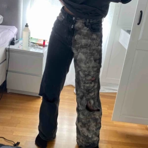  - ACE jeansen från Weekday som jag har gjort om själv. På framsidan av det blekta benet är en lista på hela MBDF albumet av Kanye West och baksidan är DSP av Big Sean✨ passar mig som är 166cm, köpare står för frakt ❗️BUDA❗️