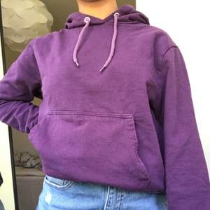 En fin lila hoodie,med snörning. Frakt kostar 49kr