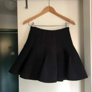 Mycket sparsamt använd kjol från H&M trend 36/38