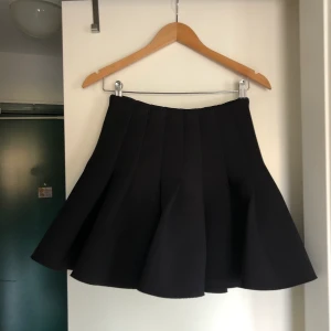 H&M trend scubakjol 36/38 - Mycket sparsamt använd kjol från H&M trend 36/38