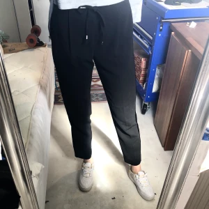 Fina byxor - Svarta byxor, väldigt fina och väldigt sköna! Glansig rand på sidorna och snörning i midjan. Från New Look. Fri frakt!