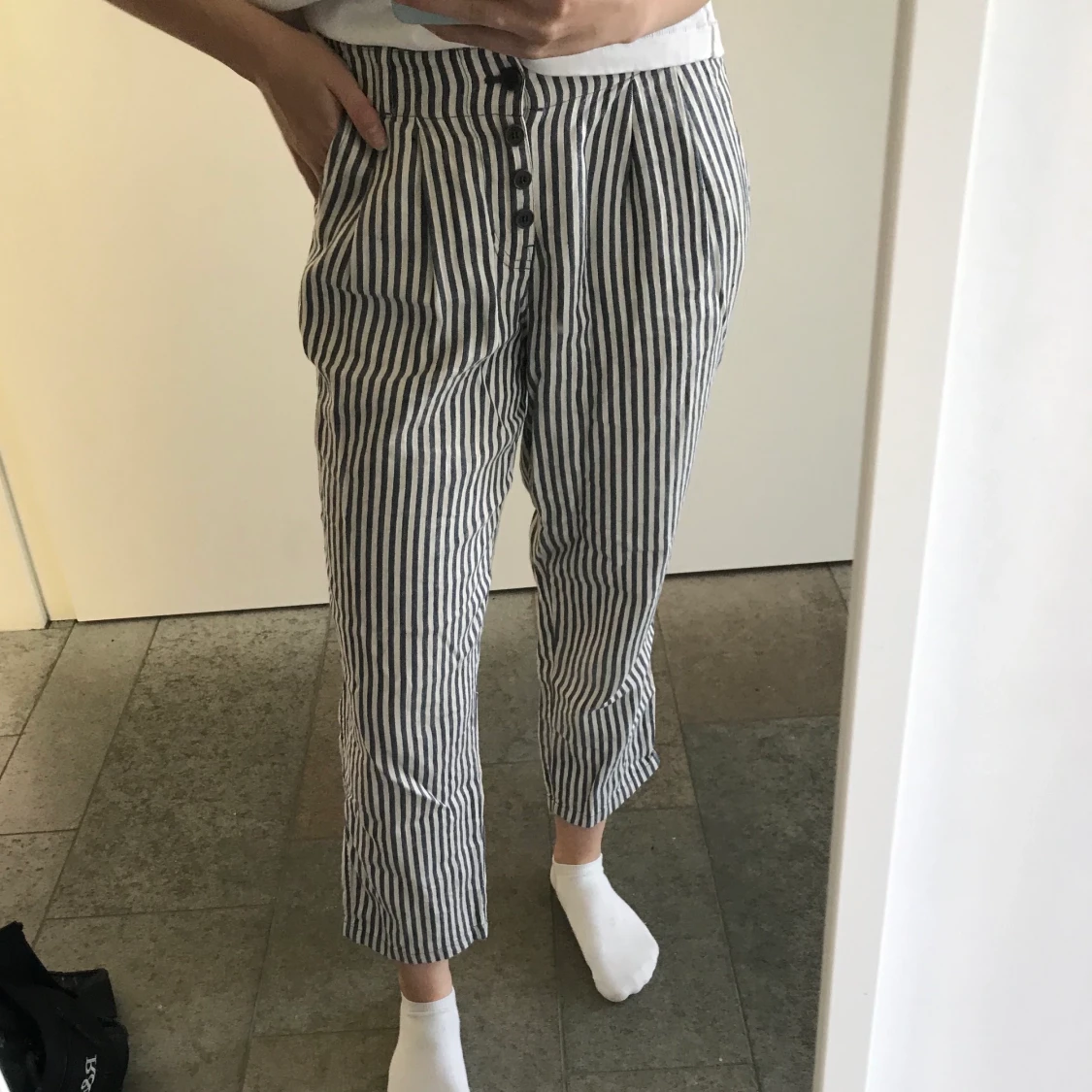 Blå-vitrandiga byxor