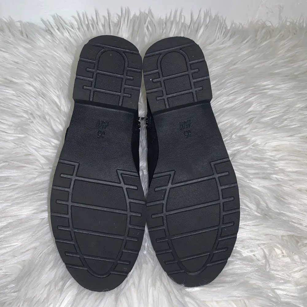 Snygga svarta skor i storlek 35, med liten klack och snörning! Använda en gång! Som nya! 🦋. Skor.