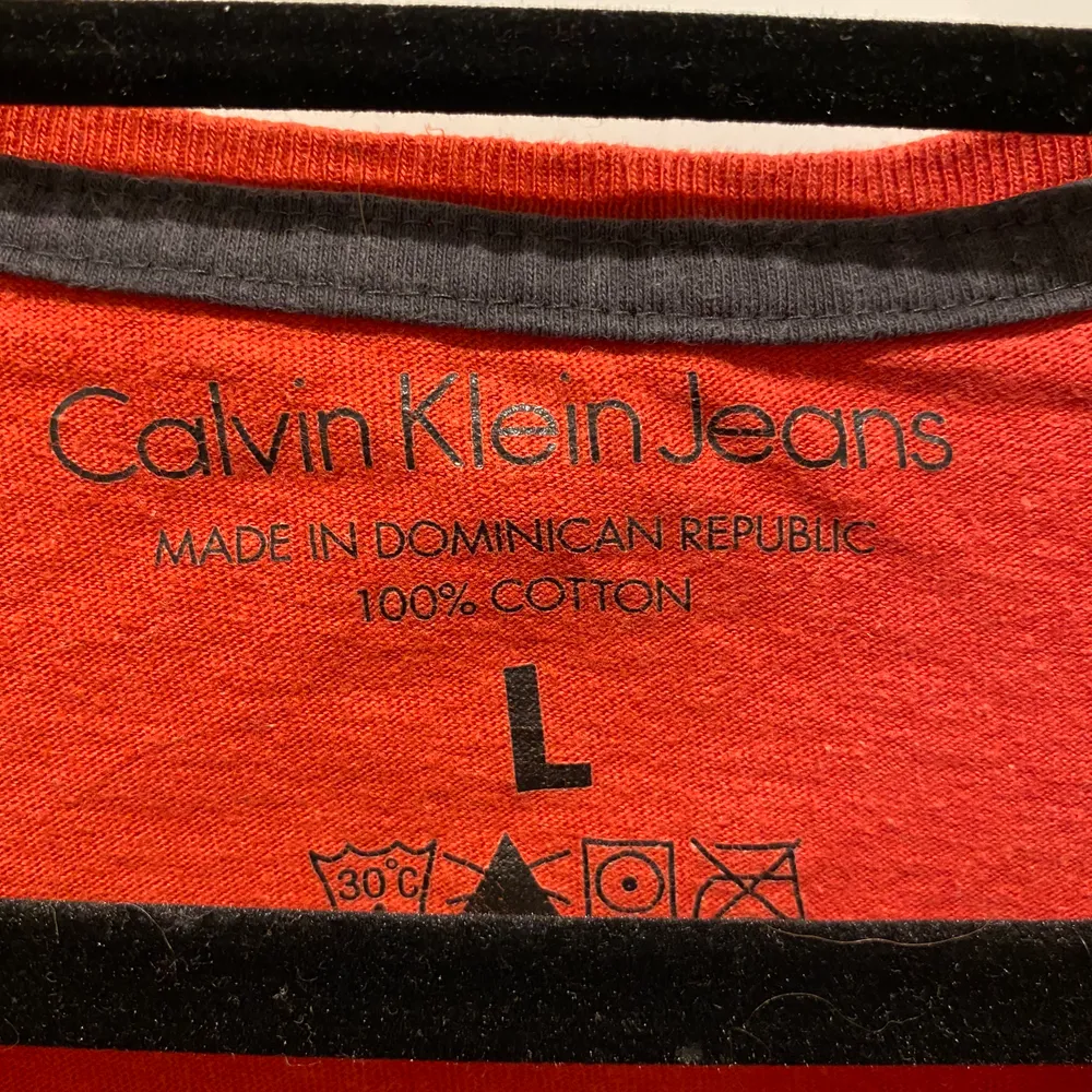 Märke: Calvin Klein Storlek: L Färg: Röd Material: 100% Bomull  I mycket bra skick, inga tecken på slitage! Frakt 49 kr Samfraktar givetvis. T-shirts.