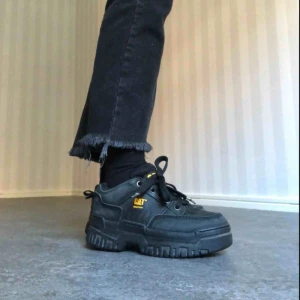  - Rejäla kängor från CAT köpta 2hand och aldrig använda av mig. Rejäl sula och platå. I jättebra skick och helt nya skosnören! Möts helst upp i Stockholm 🌹