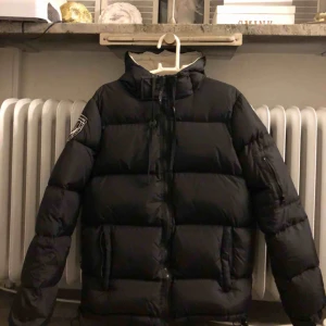  - Svart Vinterjacka från Dbrand i storlek M jag har normala fall storlek S och den sitter bra men liite stor , priset är inräknat med frakt, säljs pgr av att den inte används 